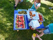 Společné odpoledne rodičů a dětí - natírání popelnic